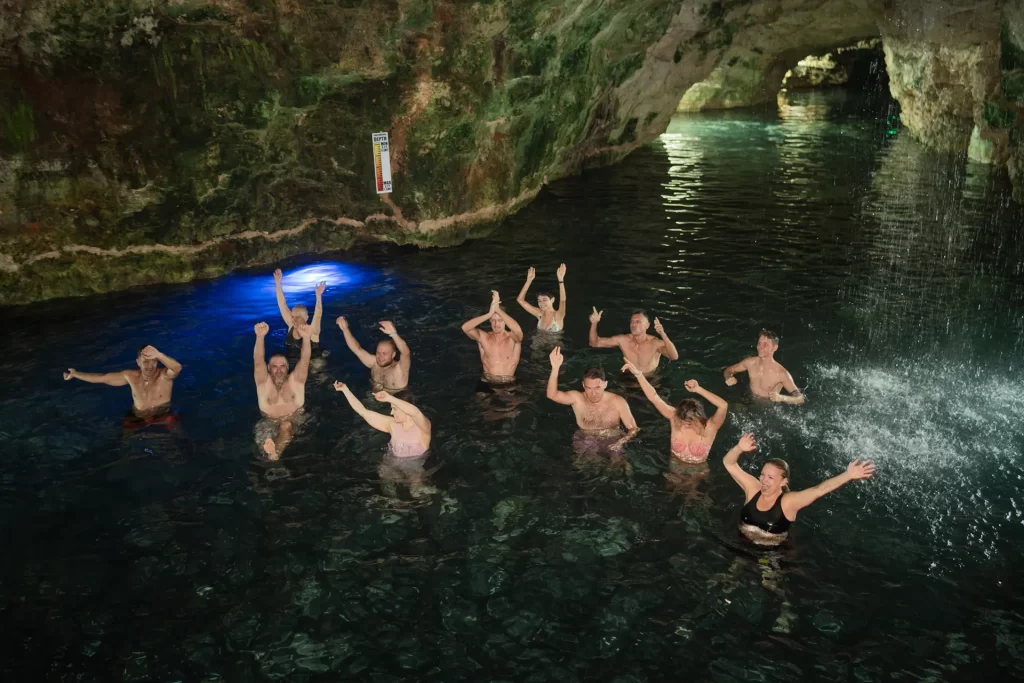 Bailando en el Agua, cueva natural con música DJ en Punta Cana, gente bailando en el agua