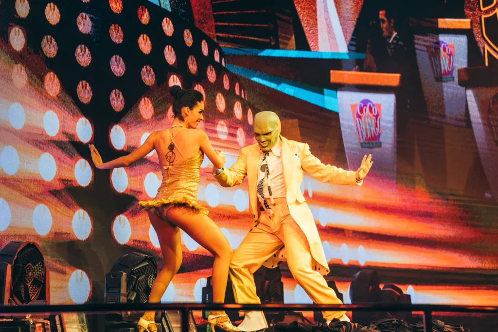 Show en vivo de La Máscara y bailarines en el escenario de la discoteca Coco Bongo Punta Cana.