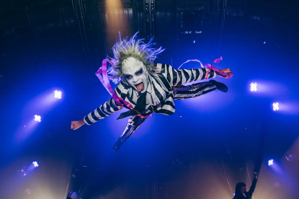 Acróbata interpretando a Beetlejuice durante el show aéreo nocturno en Coco Bongo Punta Cana.