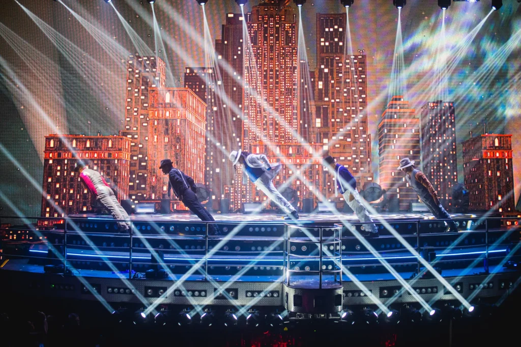 Famosa coreografía de Michael Jackson ejecutada por artistas profesionales en el show de Coco Bongo Punta Cana.