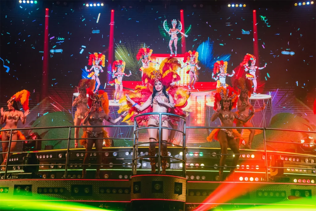 Colorido espectáculo de samba brasileña con bailarinas en trajes de plumas en Coco Bongo Punta Cana.