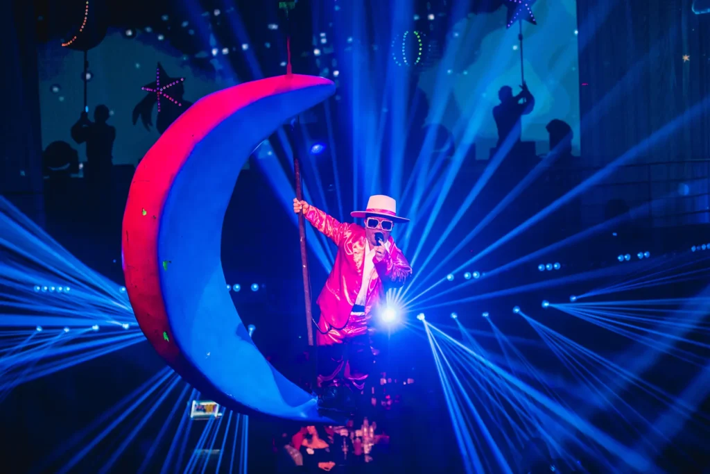 Animación en vivo y montaje artístico con luces láser en el club nocturno Coco Bongo Punta Cana.