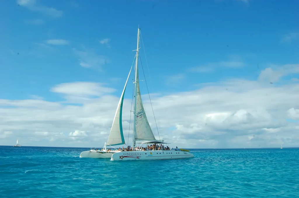 Catamarán de Best Tour Punta Cana navegando por las aguas cristalinas del Caribe hacia Isla Saona.