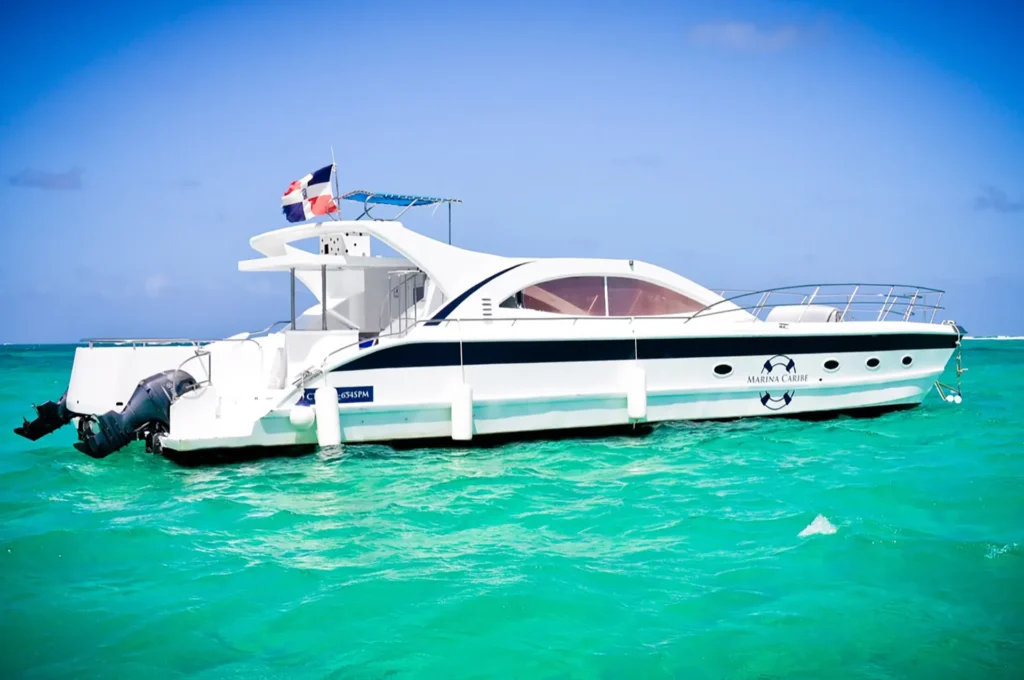 Catamarán Marina Caribe navegando bajo el cielo azul en Punta Cana con Best Tour Punta Cana.