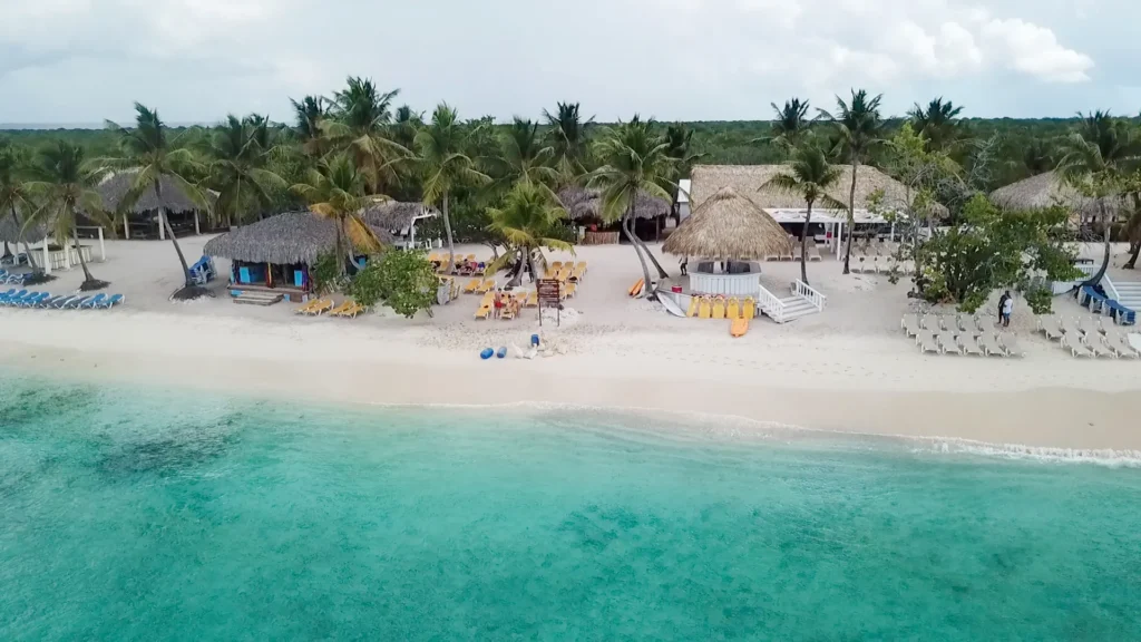 Club de playa exclusivo con chozas de paja y camastros en Isla Catalina de Best Tour Punta Cana.
