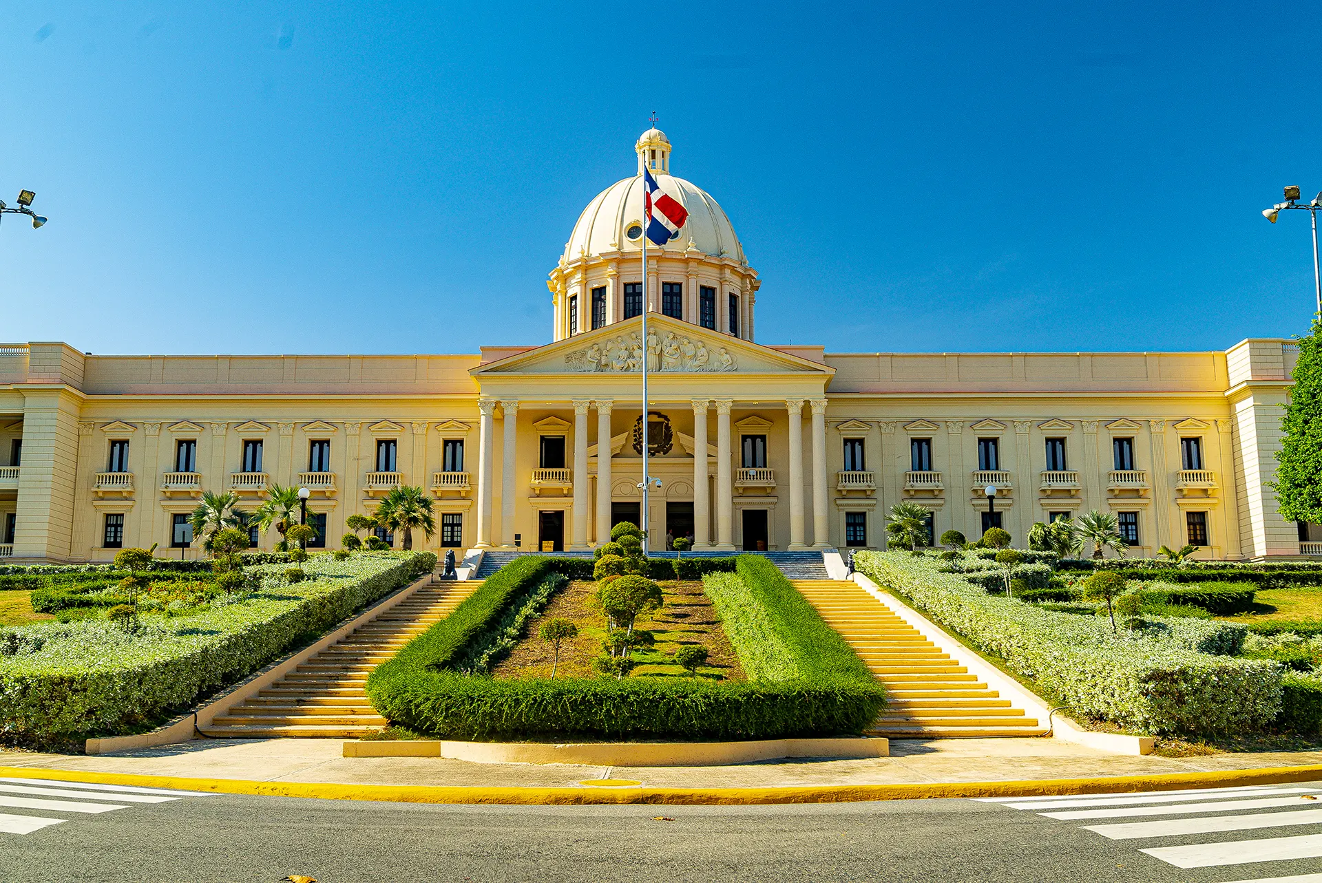 Fachada del Palacio Nacional de la República Dominicana en Santo Domingo durante el tour de Best Tour Punta Cana.