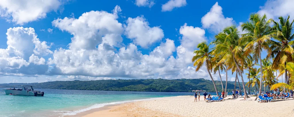Paisaje paradisíaco de arena blanca, palmeras y aguas turquesas en Cayo Levantado con Best Tour Punta Cana.