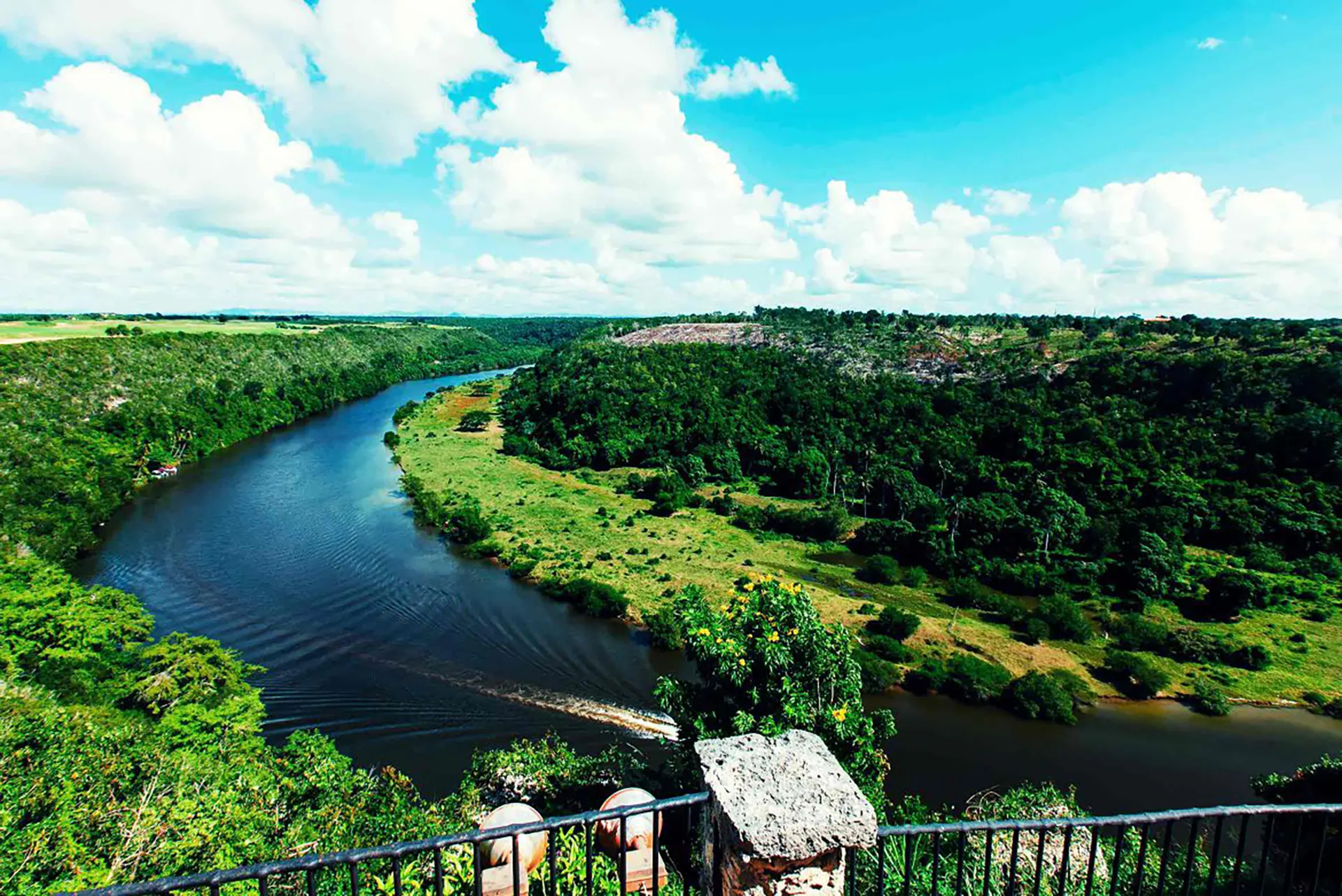 Vista panorámica del Río Chavón rodeado de vegetación tropical en La Romana con Best Tour Punta Cana.