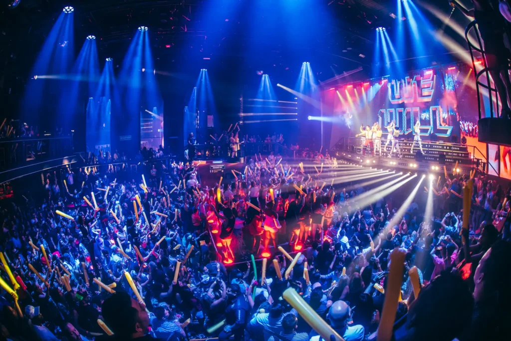 Público animado participando en el espectáculo estilo Las Vegas de Coco Bongo Punta Cana.